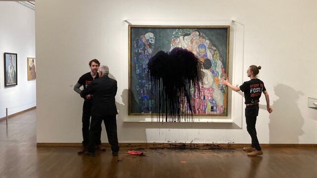 Austria: ambientalistas rocían con líquido negro una obra maestra de Klimt (VIDEO)