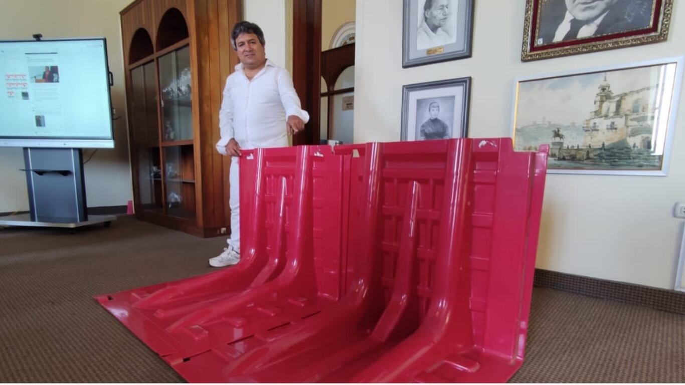 Adquirió seis mil barreras de plástico “antihuaicos” de forma directa, sin expediente técnico ni requerimiento del área usuaria por más de S/ 3 millones.