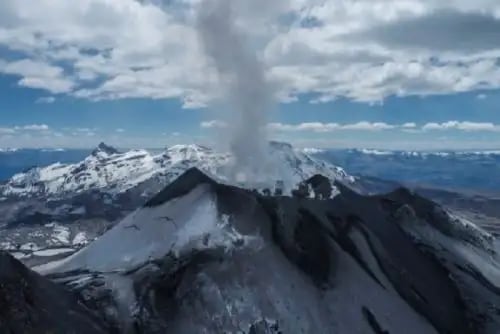 El volcán Sabancaya se ubica en la región Arequipa. Foto: Andina.