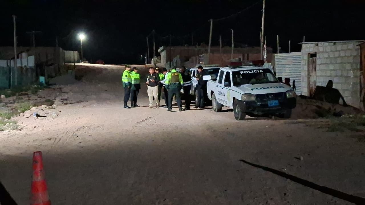 Peritos de Criminalística investigan el homicidio registrado en el distrito de Yura (Foto: GEC)