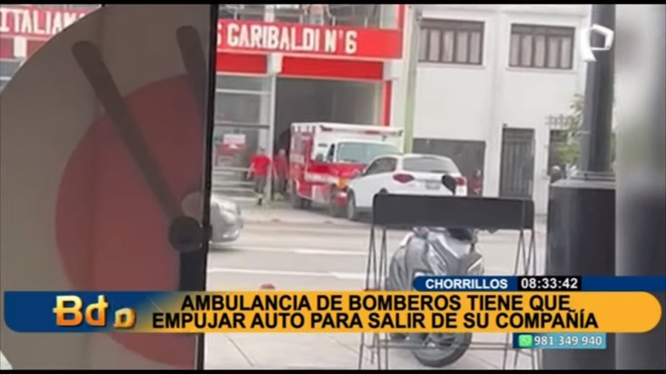 Varios conductores han dejado estacionados sus vehículos durante horas frente a la estación de bomberos. (Foto: Captura de video)