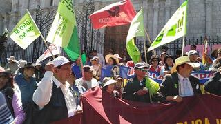 ​Manifestantes ingresan a la Plaza de Armas de Arequipa (VIDEO)