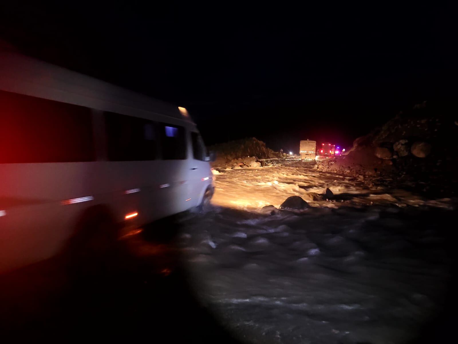 Tramo restringido por lodo y piedras. (Foto: Difusión)