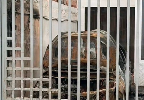 Fuego envolvio a automóvil en cochera.