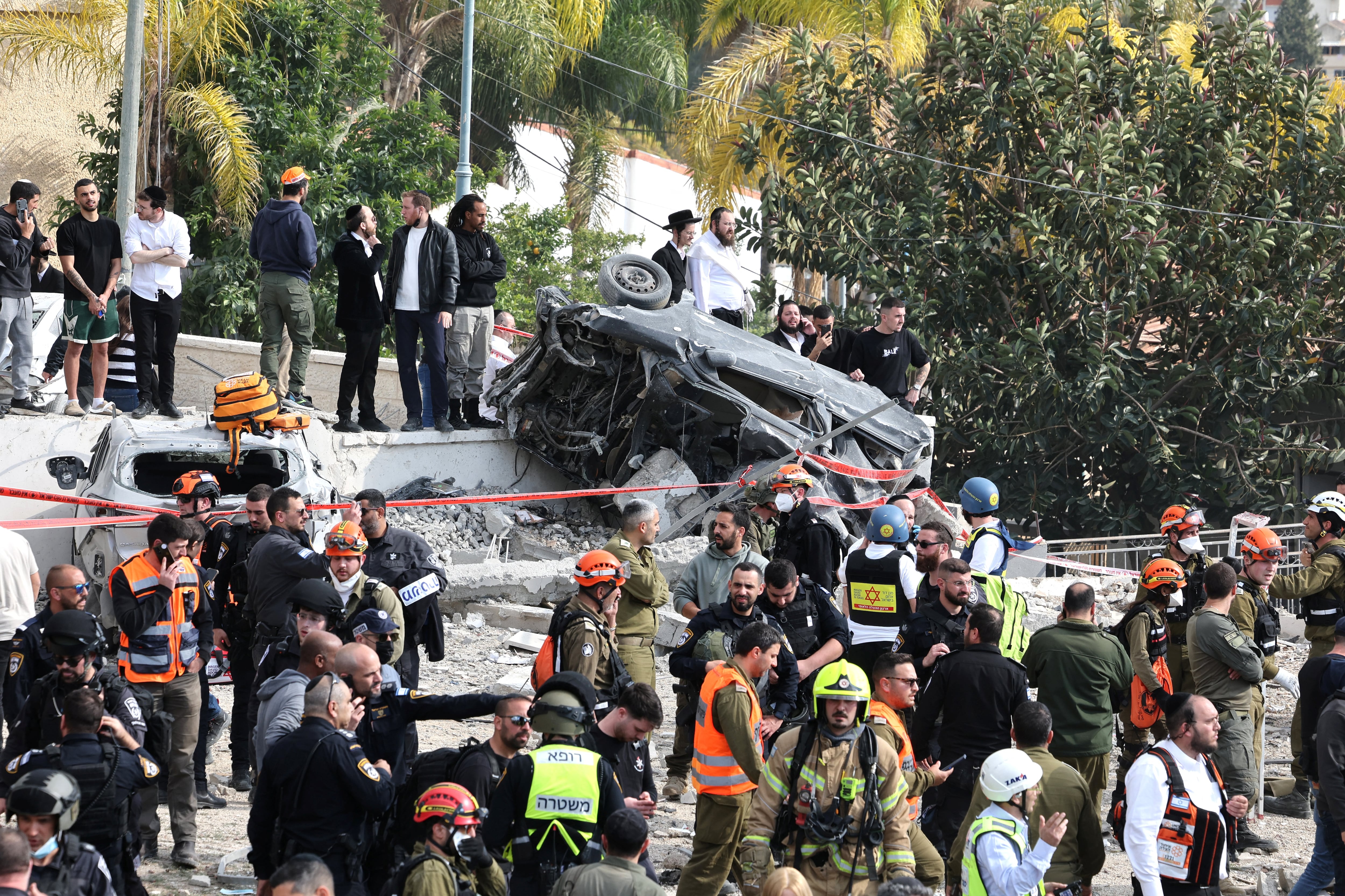 Servicios de emergencia israelíes aseguran la zona de un ataque con misiles cerca de Bet Shemesh, al oeste de Jerusalén. (Ahmad GHARABLI / AFP).