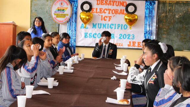 Escolares comienzan jornada democrática con “desayuno electoral” en Huancavelica