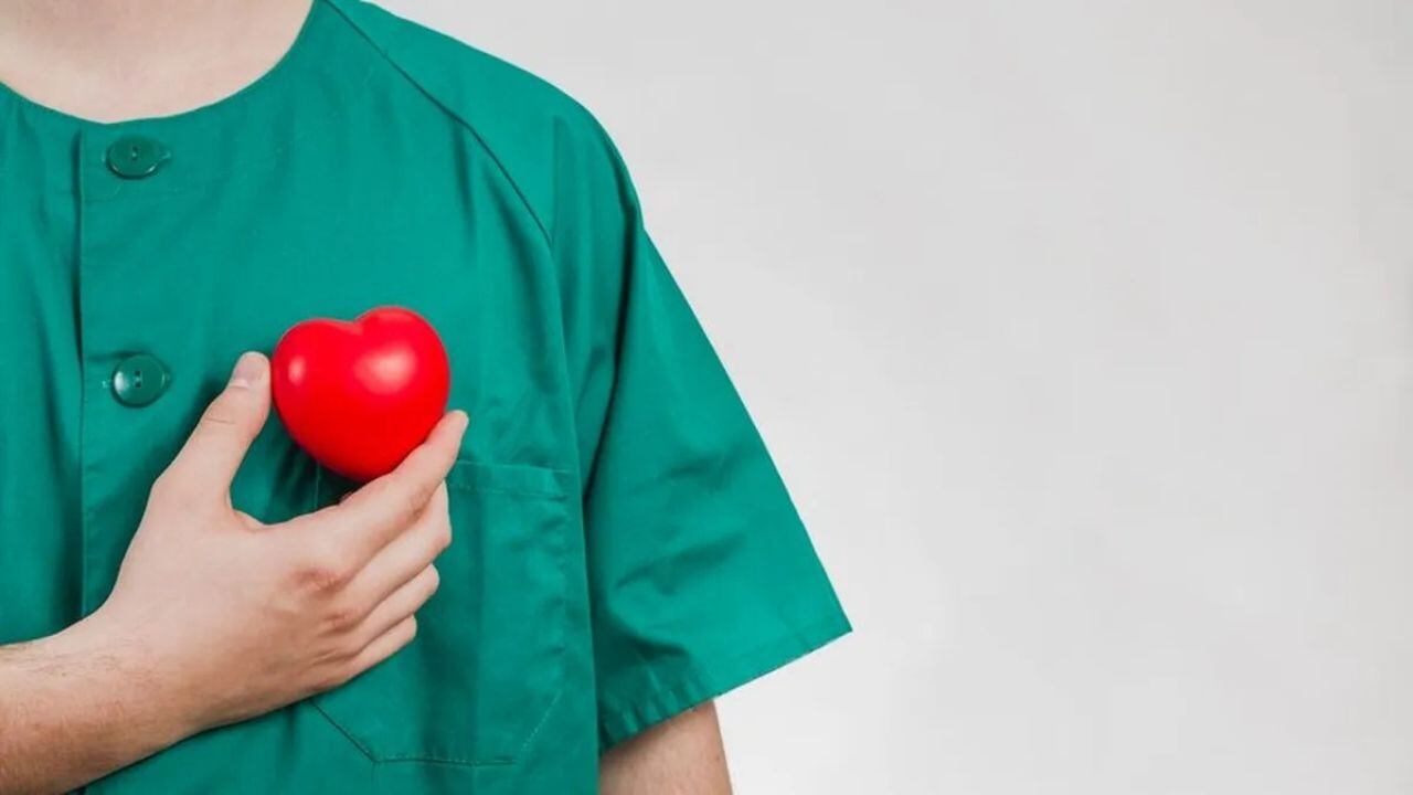 El colesterol elevado puede derivar en enfermedades graves como infartos. Cambios simples en tu rutina diaria pueden marcar la diferencia. Aquí te contamos cómo.