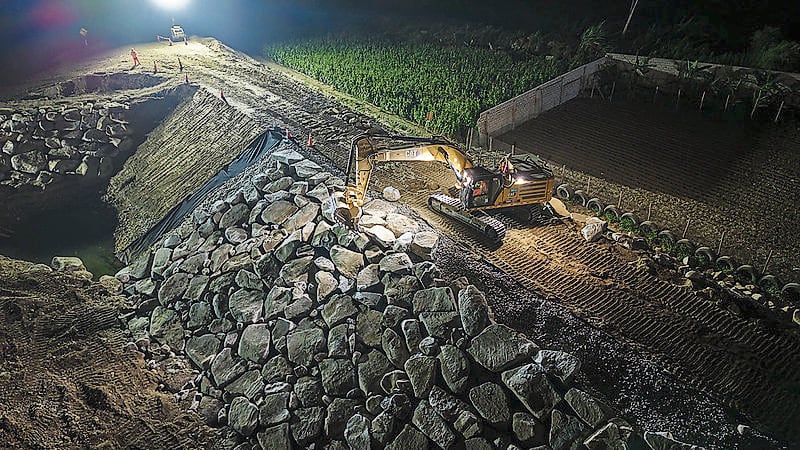 Operación nocturna implementada por ANIN aceleró obras de protección ante desbordes e inundaciones en las quebradas San Ildefonso y San Carlos.