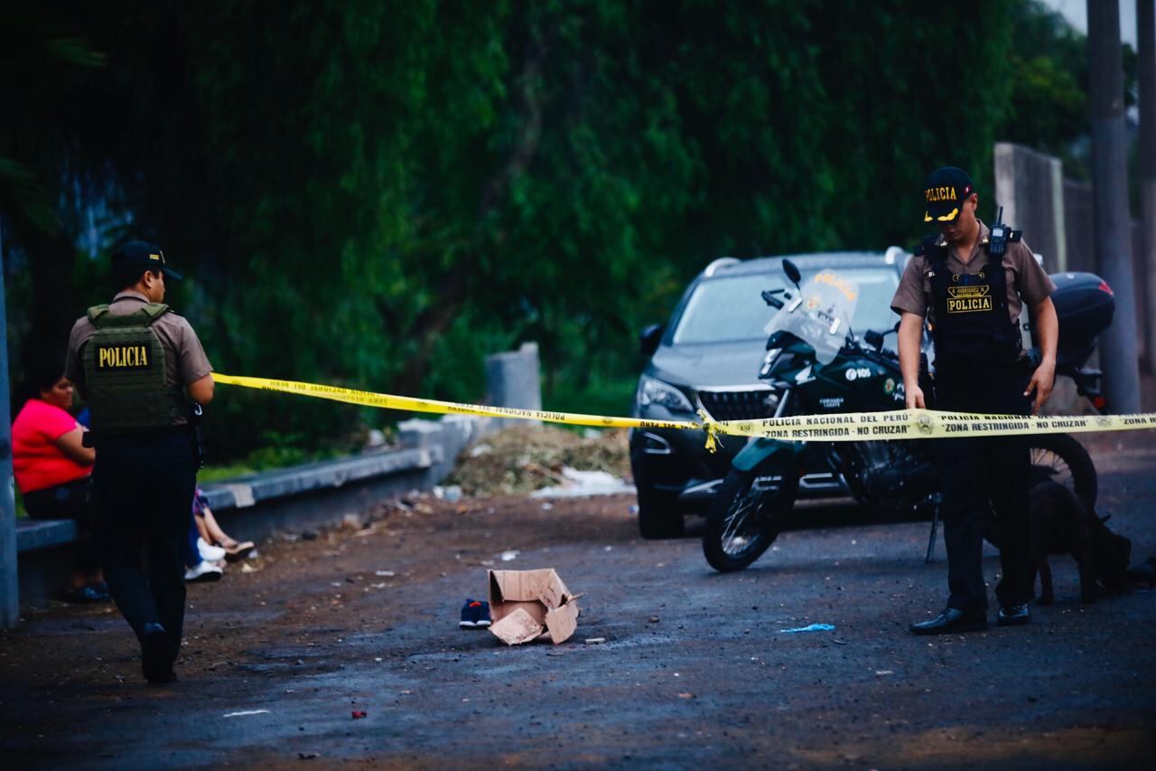 Un médico cirujano de 38 años fue asesinado a balazos la madrugada del domingo en la carretera Ramiro Prialé, tras resistirse al robo de su celular. Los delincuentes, a bordo de una motocicleta, interceptaron su vehículo y lo atacaron a sangre fría.