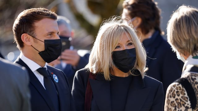 Francia: esposa del presidente Macron dio positivo por COVID-19 en Nochebuena