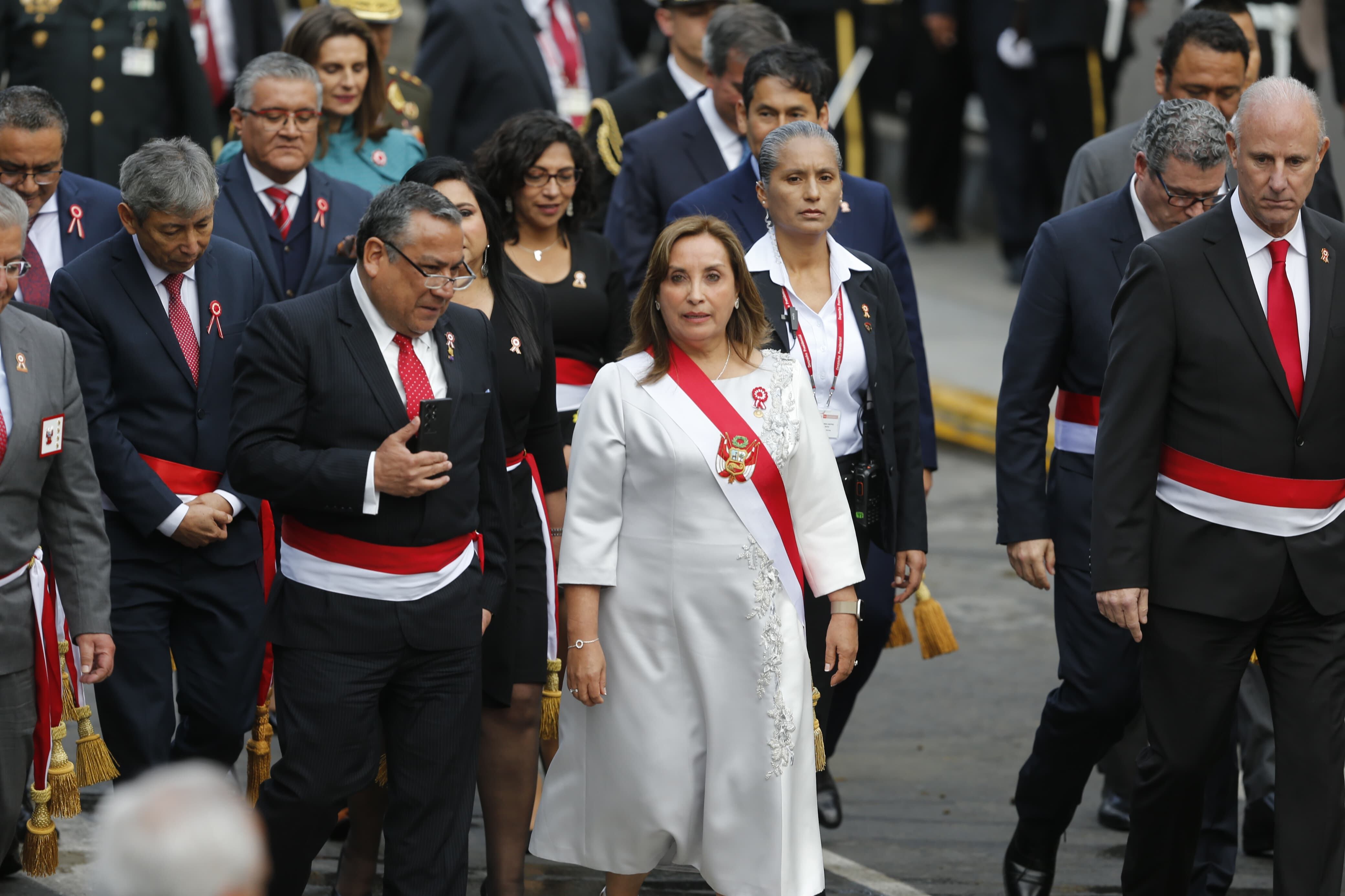 Dina Boluarte y ministros de Estado llegaron a Palacio de Gobierno tras culminar mensaje de la Nación.