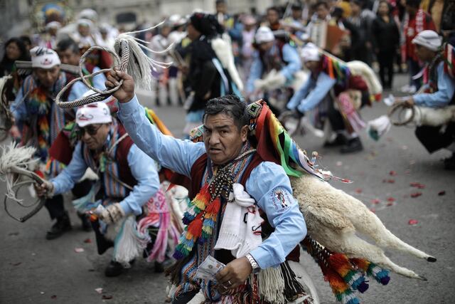 La Plaza Mayor se llenó de multitud que acompañó a los santos patronos y danzantes. (Foto: Joel Alonzo/ @photo.gec)