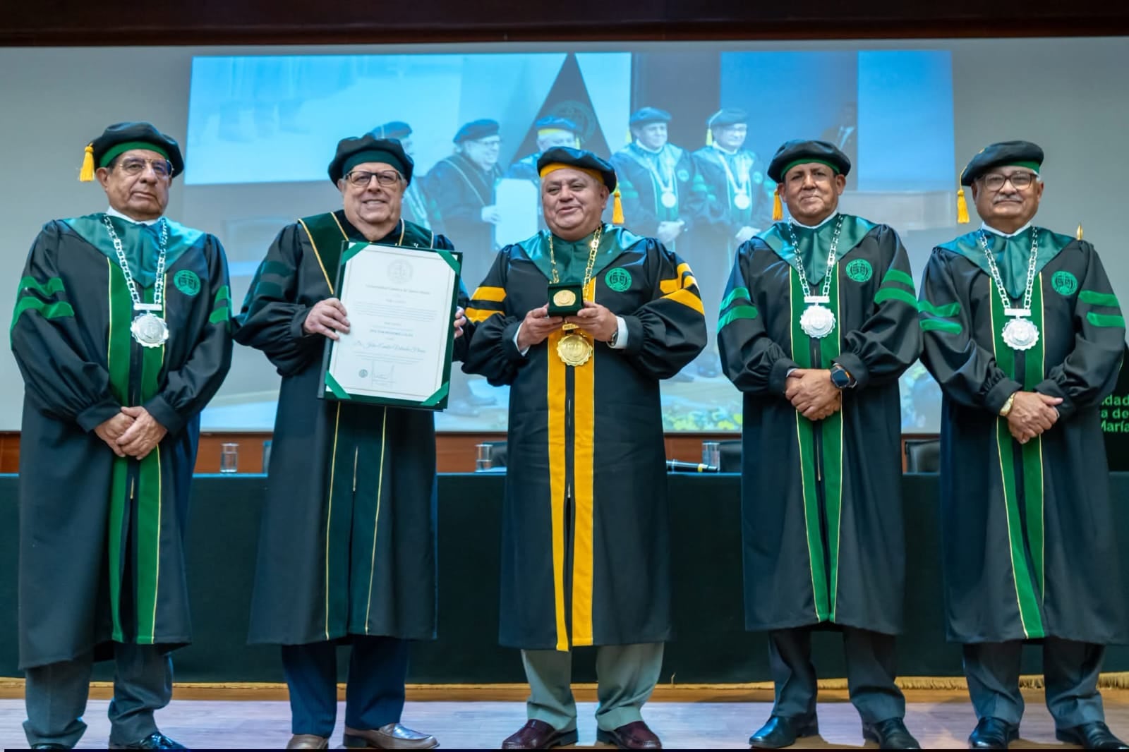 El presidente del BCR recibió la distinción de la Universidad Católica Santa María (Foto: Universidad Católica Santa María)