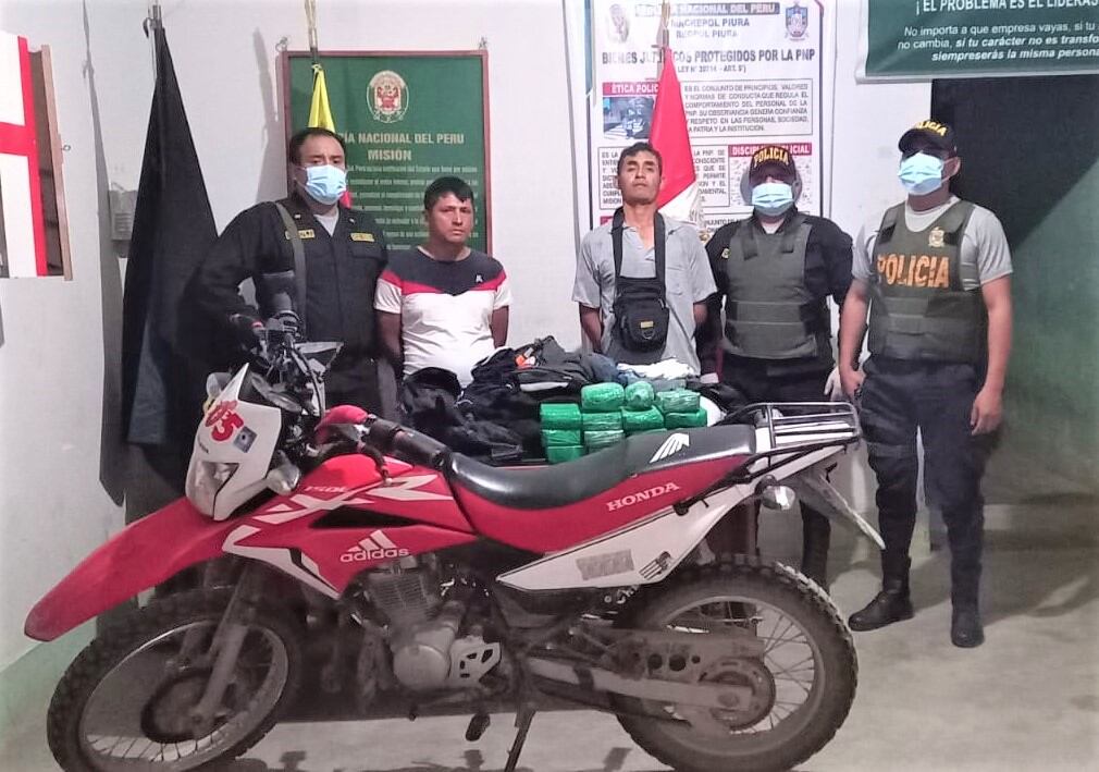 Efectivos policiales intervinieron a dos sujetos con los paquetes dentro de dos mochillas y a bordo de una motocicleta. Al parecer, la droga iba a ser llevada a Ecuador.