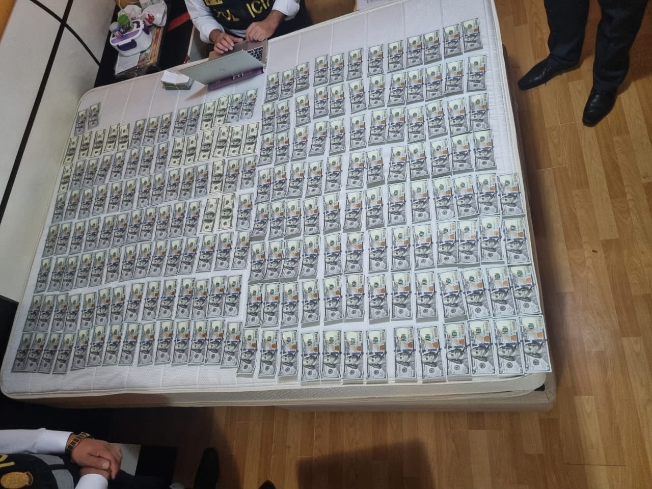 Dinero hallado en la habitación fue contabilizada por la Policía. (Foto: Difusión)