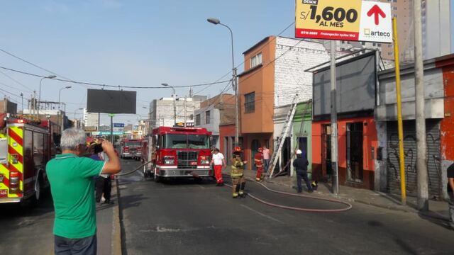 Bomberos intentan controlar incendio en Av. Juan Pardo de Zela (VIDEO)