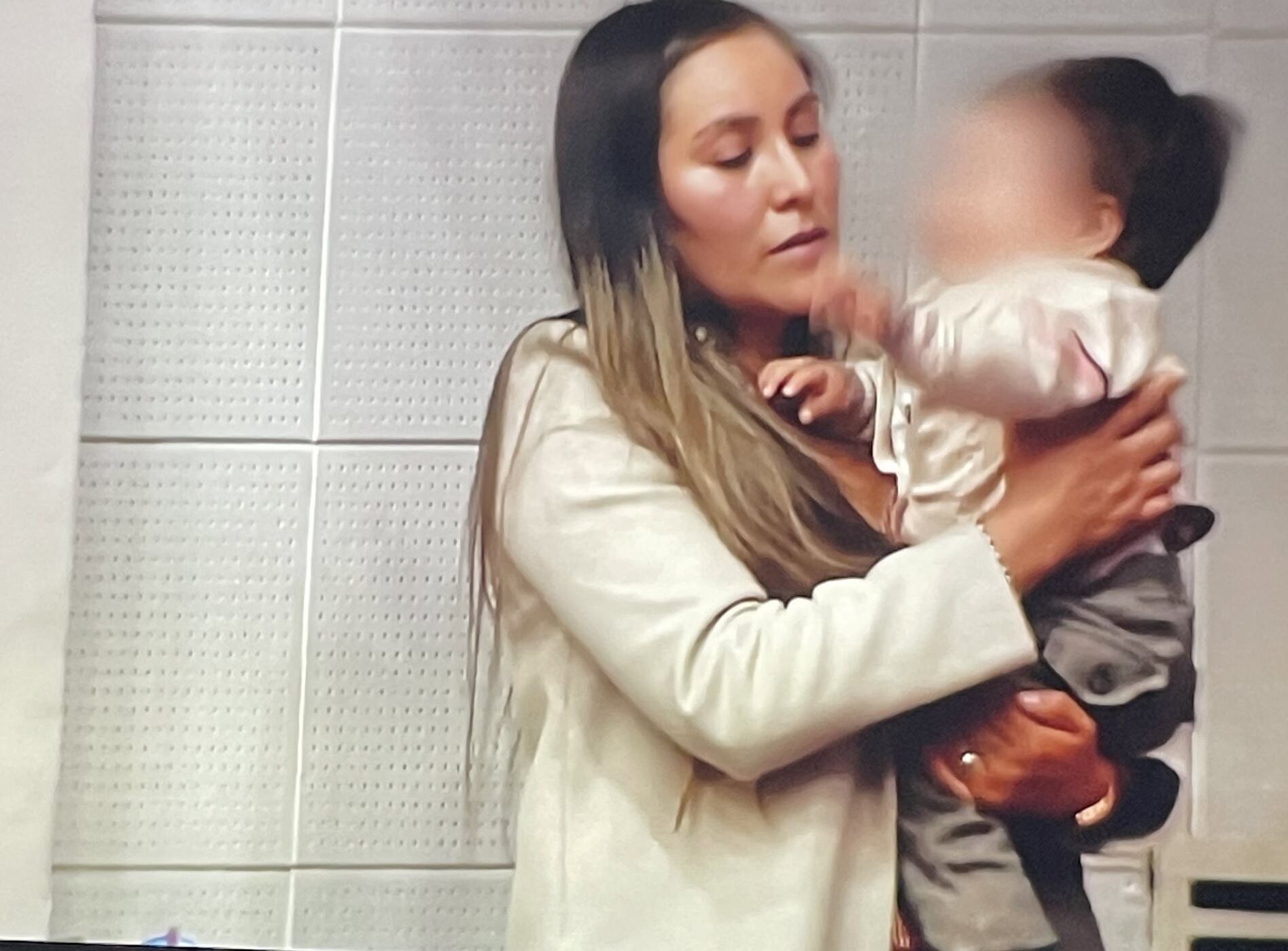 Lizeth Peralta Salas, madre del hijo del congresista Alejandro Soto, acudió a su juramentación como nuevo titular de ese poder del Estado. (Foto: Captura Cuarto Poder)