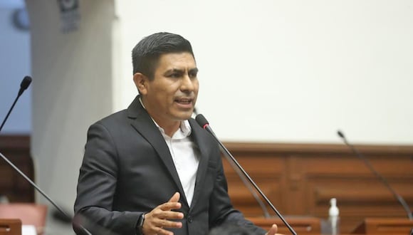 Álex Flores de Perú Libre respalda que Aníbal Torres sea interpelado. (Foto: Congreso)