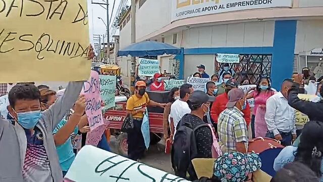 Trabajadores protestan en el Gobierno Regional de Tumbes