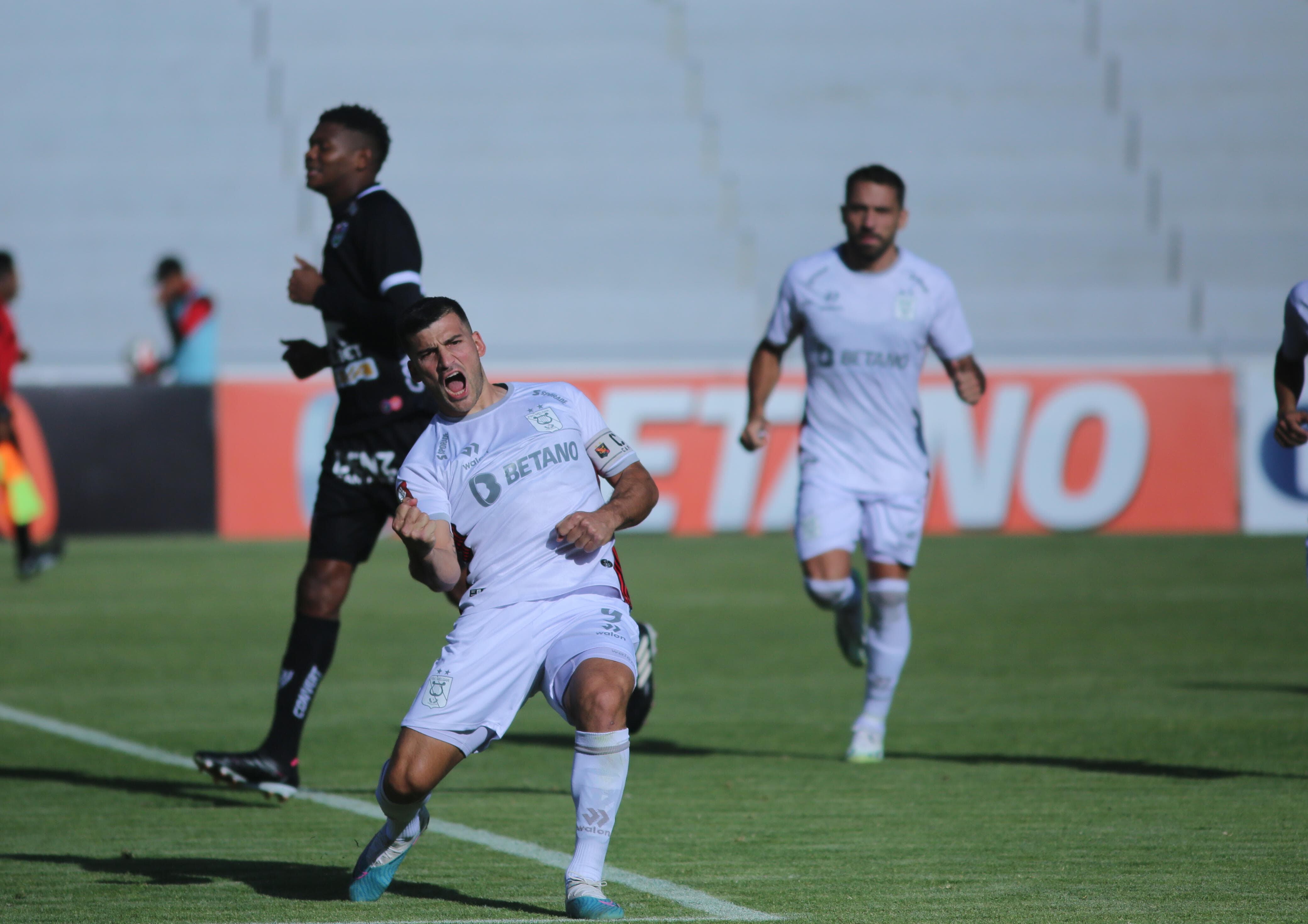 La última victoria del equipo rojinegro ante Unión Comercio. (Foto: Leonardo Cuito)