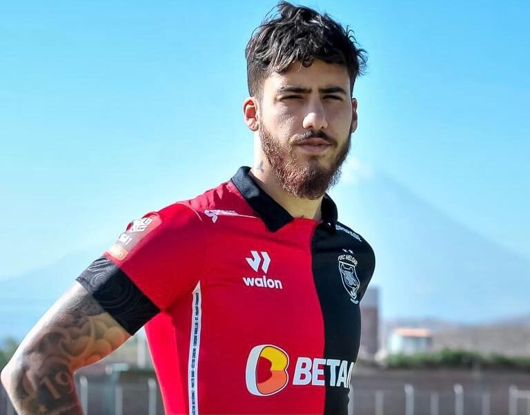 El futbolista se luce con la camiseta del FBC Melgar. (Foto: FBC Melgar)