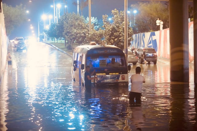 Lluvias en Lima Sur dejan aniegos, daños en viviendas y suspensión de clases