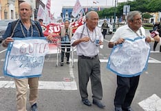 Trujillo: Profesores jubilados se encadenaron para exigir mejores pensiones