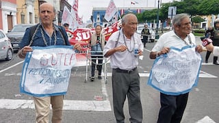 Trujillo: Profesores jubilados se encadenaron para exigir mejores pensiones