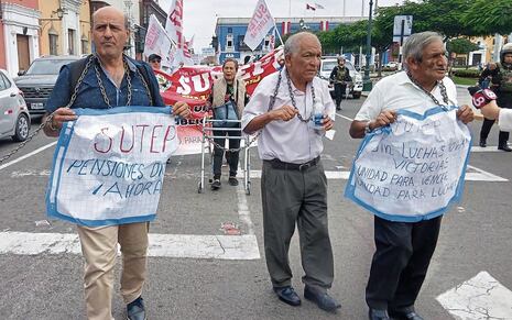 Trujillo: Profesores jubilados se encadenaron para exigir mejores pensiones