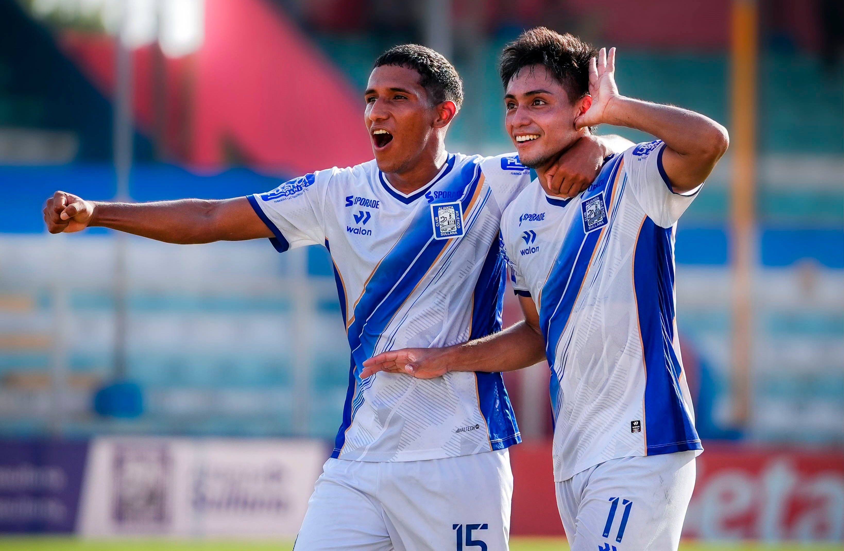 Guillermo Larios celebra el tercer gol aliancista junto a Hernán Lupú.
