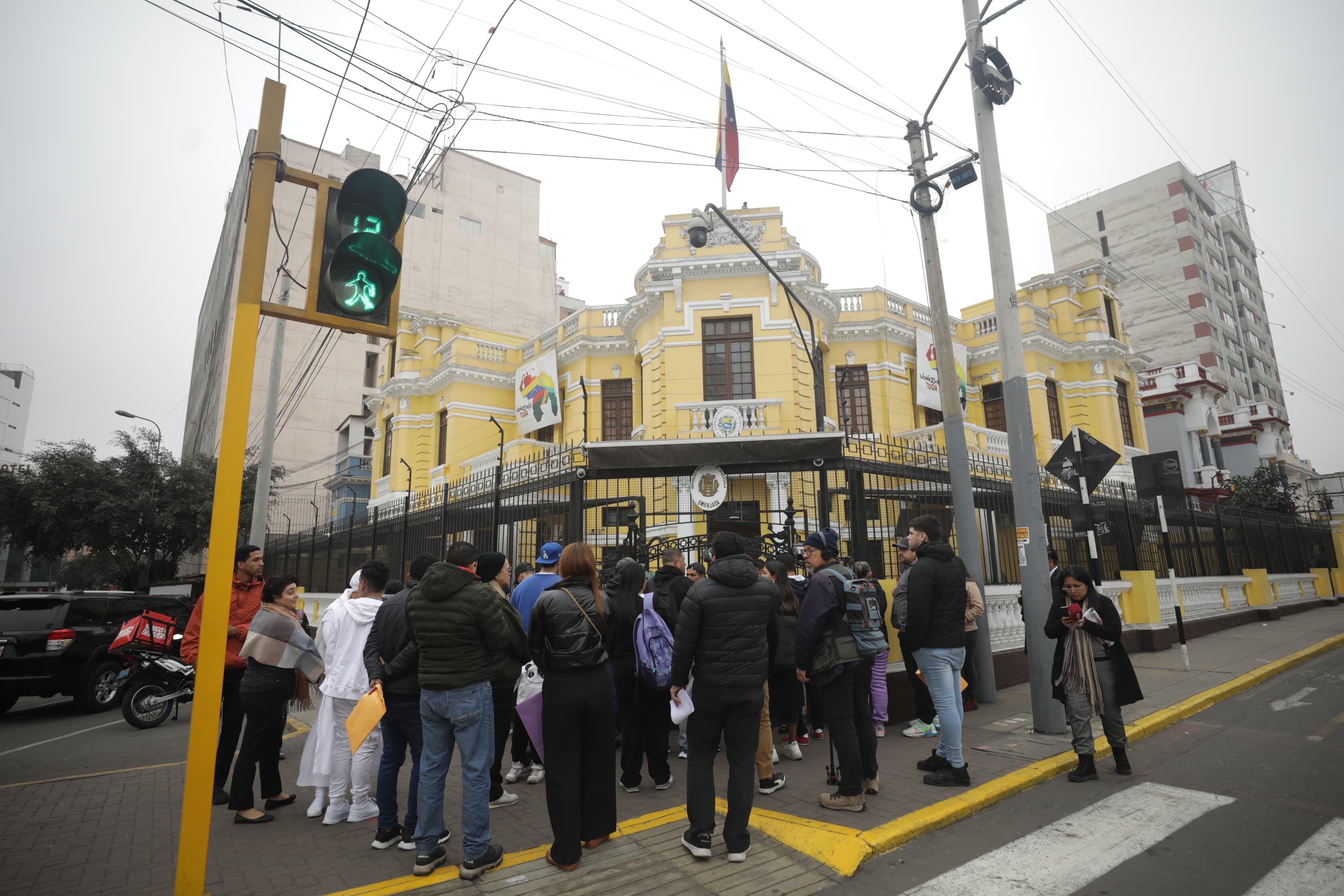 Ciudadanos venezolanos llegan a los exteriores de la embajada de su país para realizar tramites; sin embargo, solo se atenderá a las personas que tengan cita de entrega de pasaportes. (Fotos: Britanie Arroyo/GEC)