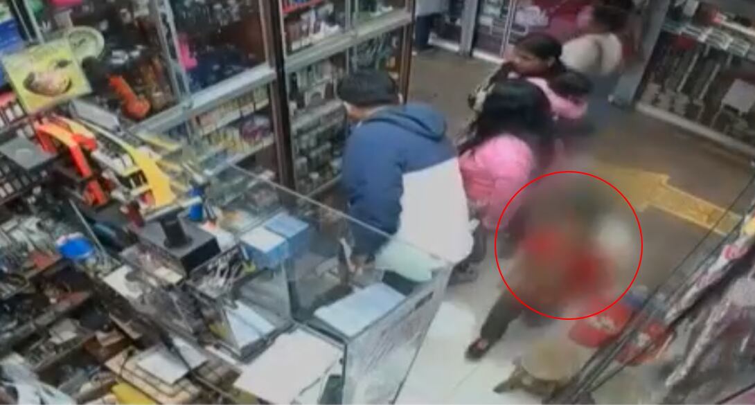 El dueño del negocio está ofreciendo 1000 soles a quien brinde información acerca de estas delincuentes. (Foto: Captura de video)