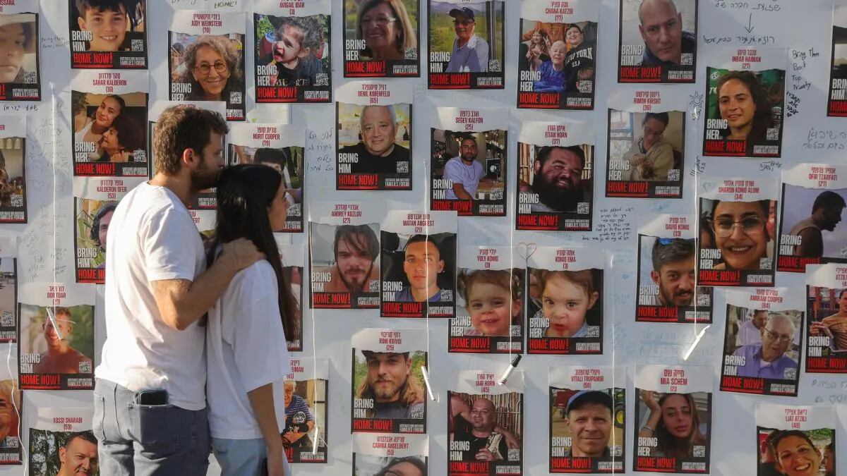 Israel ofrece recompensa por información sobre los rehenes de Hamás.