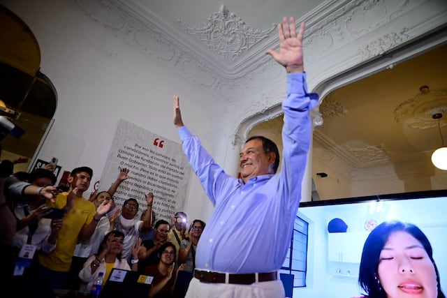 El candidato por partido "Buen Gobierno", Jorge nieto, recibió el flash electoral en su local en el centro de Lima. (Fotos: Paloma del Solar /@photo.gec)