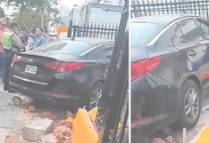 Sujeto en presunta ebriedad empotra auto contra una propiedad en la avenida Angamos Oeste