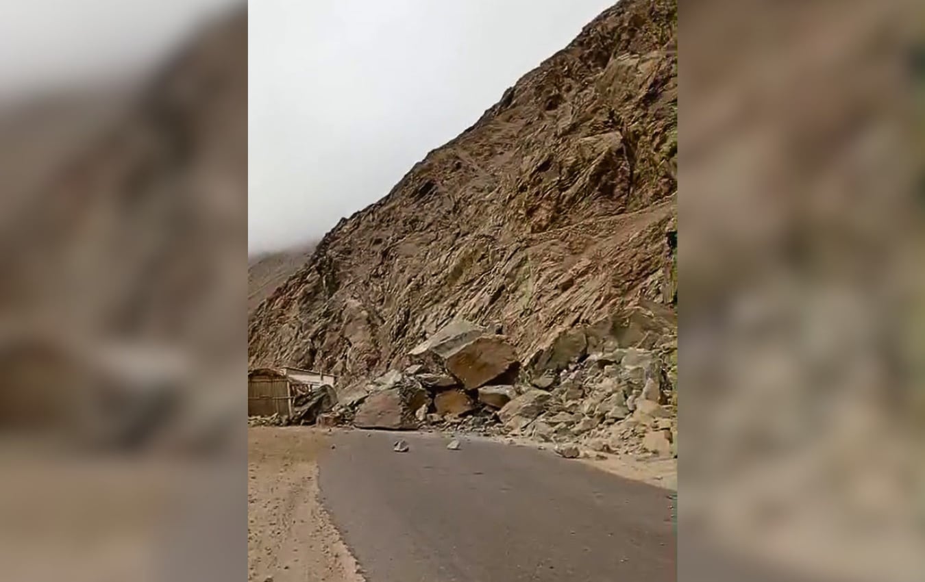 Deslizamientos de rocas bloquean la vía Ocoña-Iquipí. Foto: Captura de pantalla.