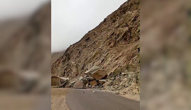 Deslizamientos de rocas bloquean la vía Ocoña-Iquipí. Foto: Captura de pantalla.