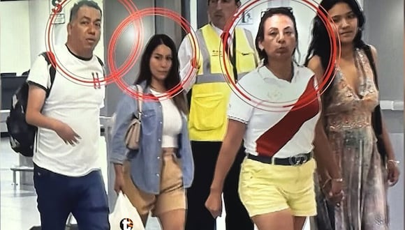 Kira Alcarraz sale en el aeropuerto delante de Darwin Espinoza y la presunta pareja de este. Foto: Punto final.