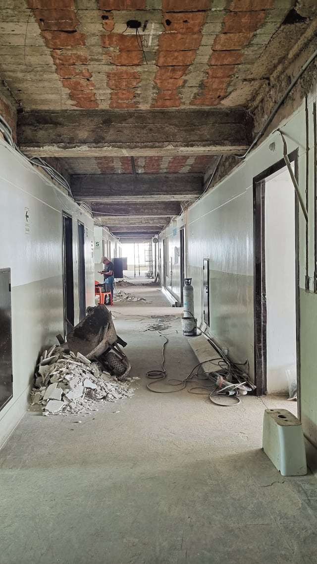 El ala izquierda se encuentra en plena reconstrucción. En la foto se aprecia un pasaje del piso 6.