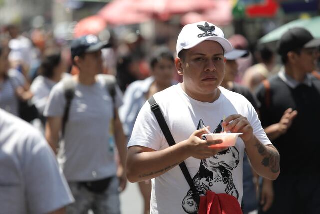Con raspadillas tratan de aplacar el calor. Foto: Anthony Niño de Guzmán/ @photo.gec