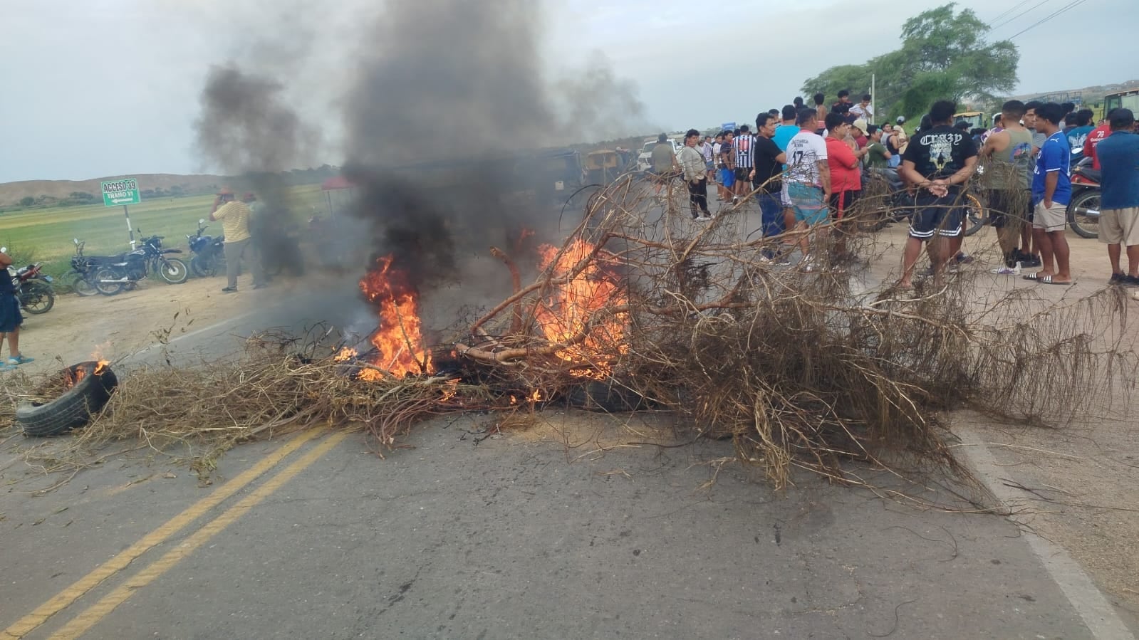 Pobladores de La Golondrina bloquearon carretera Panamericana Norte.