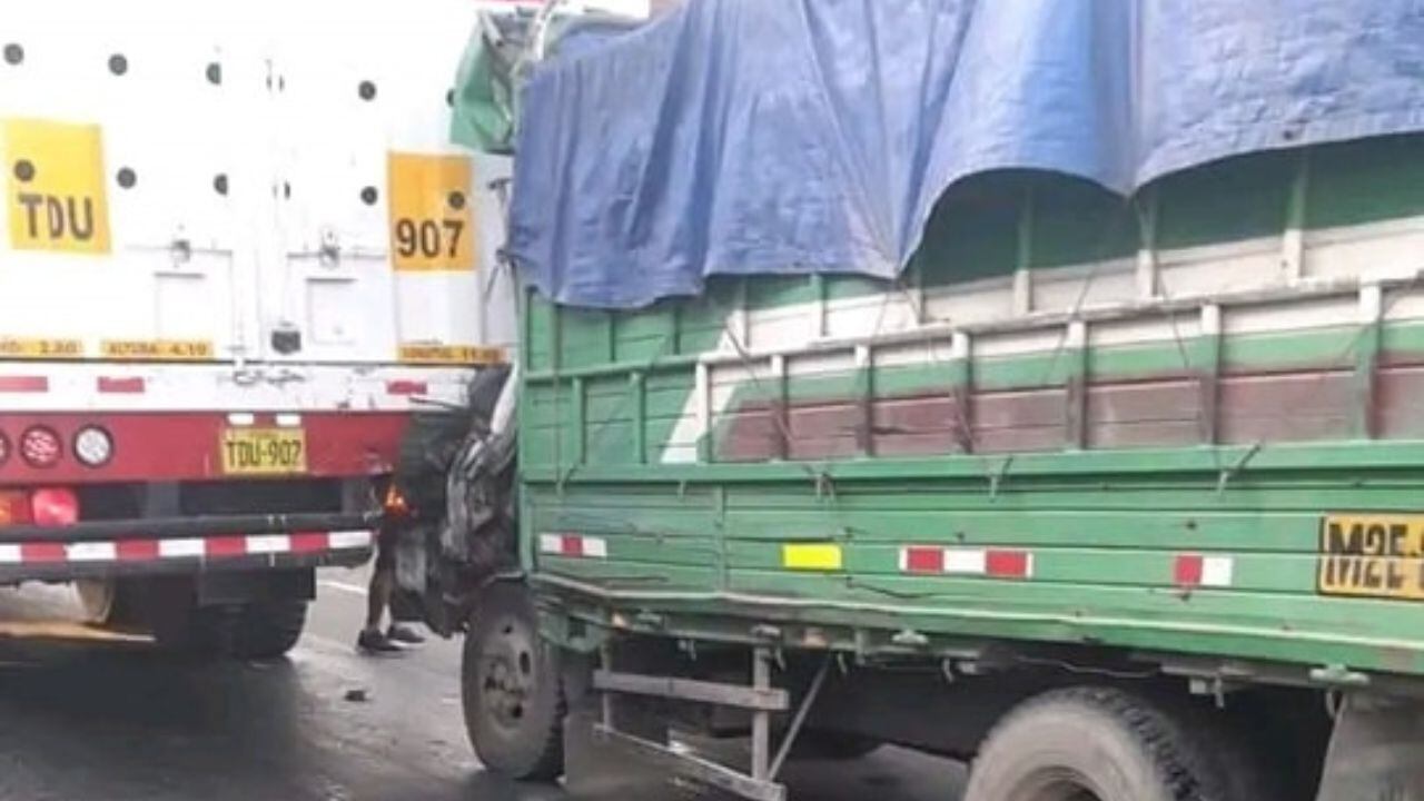 La víctima es identificada como Leider Saldaña Bobadilla y su vehículo quedó empotrado con la parte trasera del tráiler.