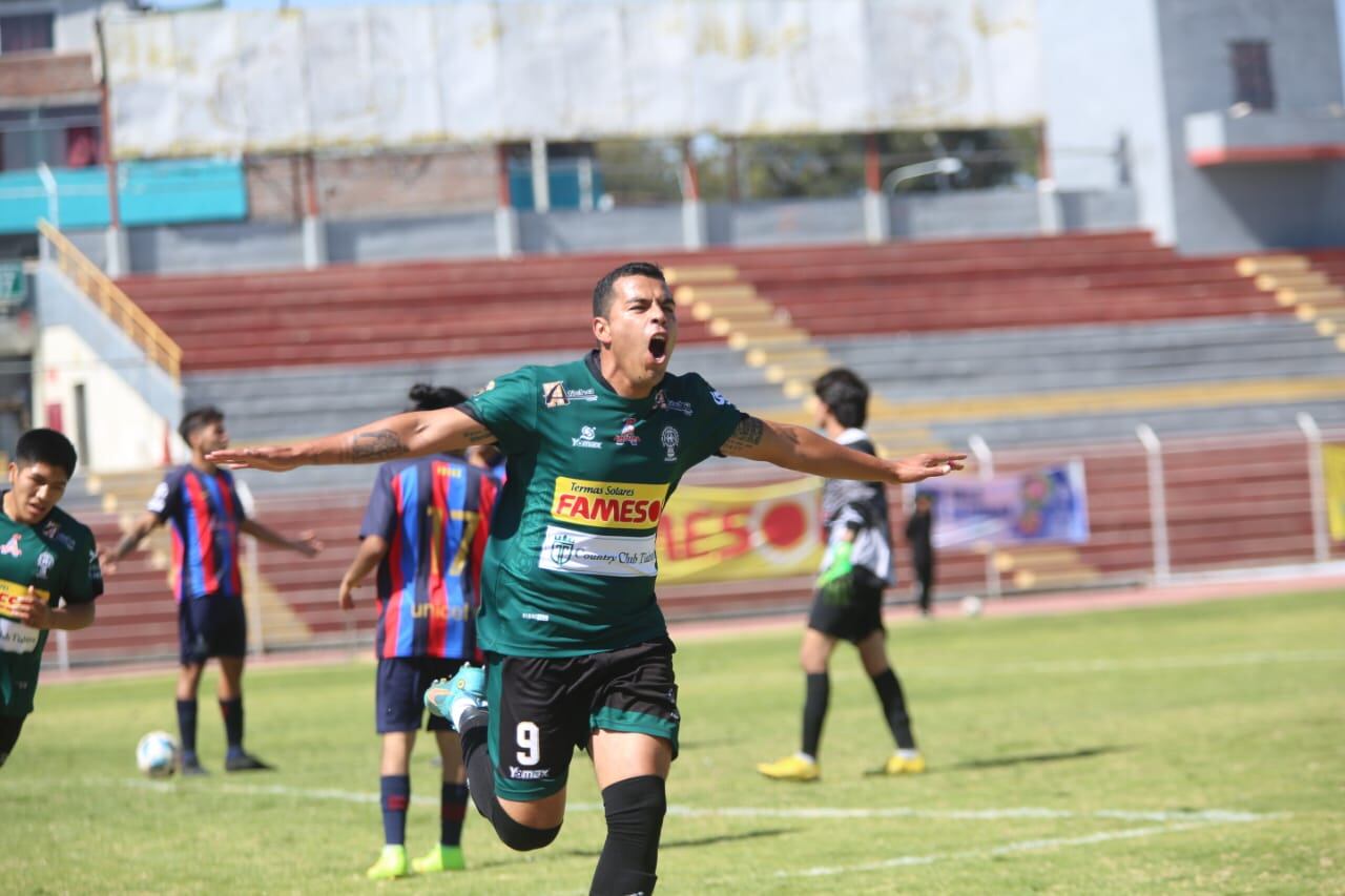 Celebran los jugadores del Sportivo Huracán de Arequipa por victoria momentanea contra FC Barcelona de Alto Selva Alegre. (Foto: Leonardo Cuito)