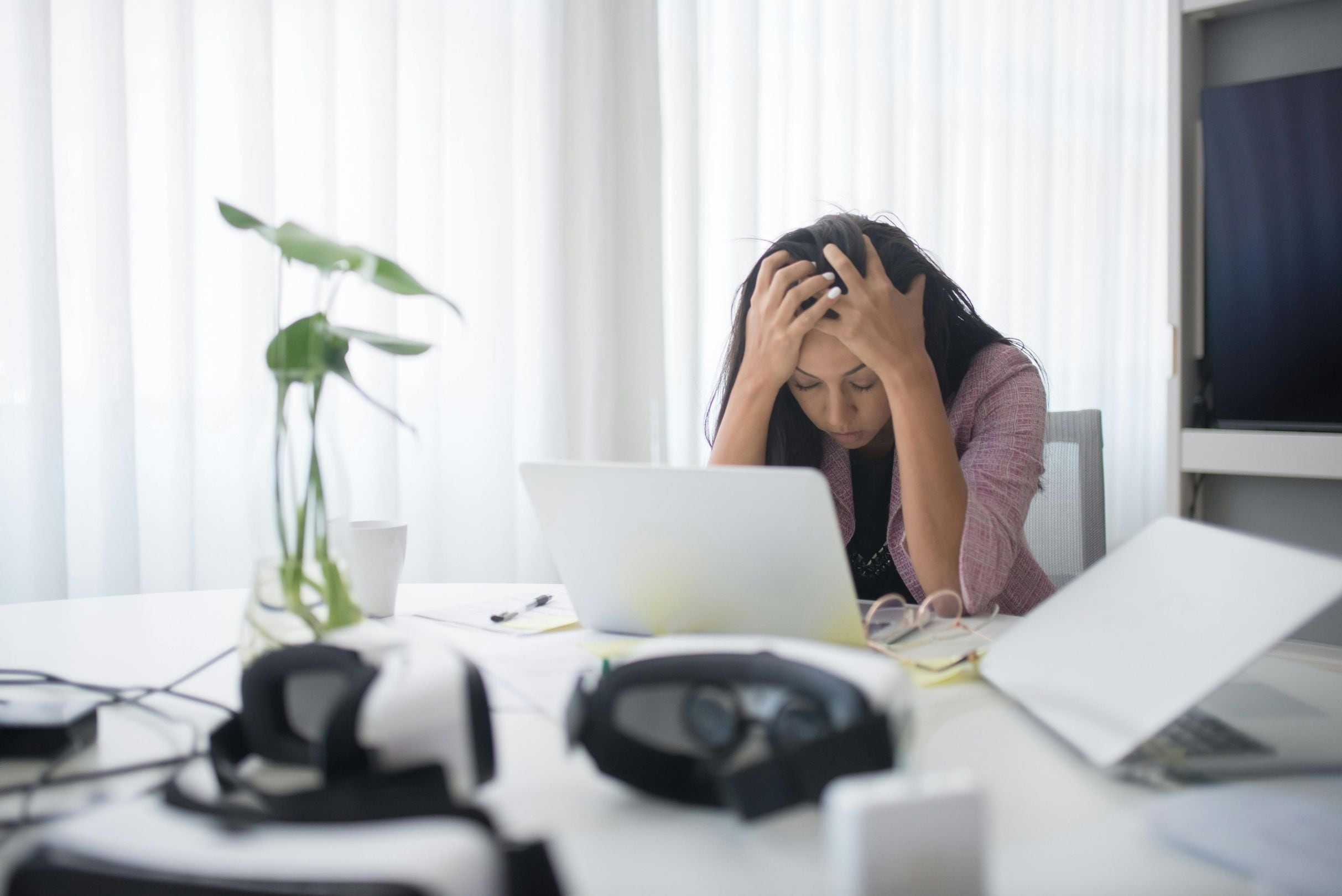 La sobrecarga laboral y la doble jornada explican la mayor vulnerabilidad femenina frente a trastornos de salud mental. (Foto: Kampus Production / Pexels)