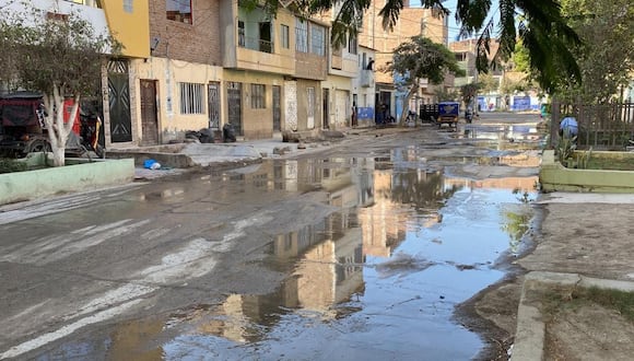 Inundación se produjo en las calles leonardinas tras hurto de medidores.