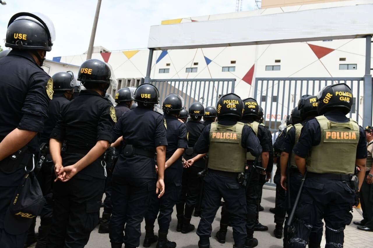 El exjefe de la Divincri de Piura, Alfonso Llanos, indicó que esto se debe a la falta de capacidad y gestión de los 7 congresistas, que no defienden a la región Piura. Los cambios han sido dispuestos a pesar de los asesinatos, asaltos, robos y extorsiones. Pidió al gobernador Neyra y a los alcaldes a hacer un frente de lucha