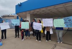Padres de niños protestan en Essalud Huancayo exigiendo renovación de contrato de médicos especialistas