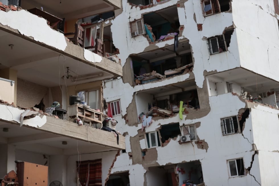 Vista de varios bloques de viviendas dañados por los terremotos, en la localidad de Catia La Mar, en el estado costero de La Guaira (Venezuela) este jueves. EFE/ Ronald Pena R.