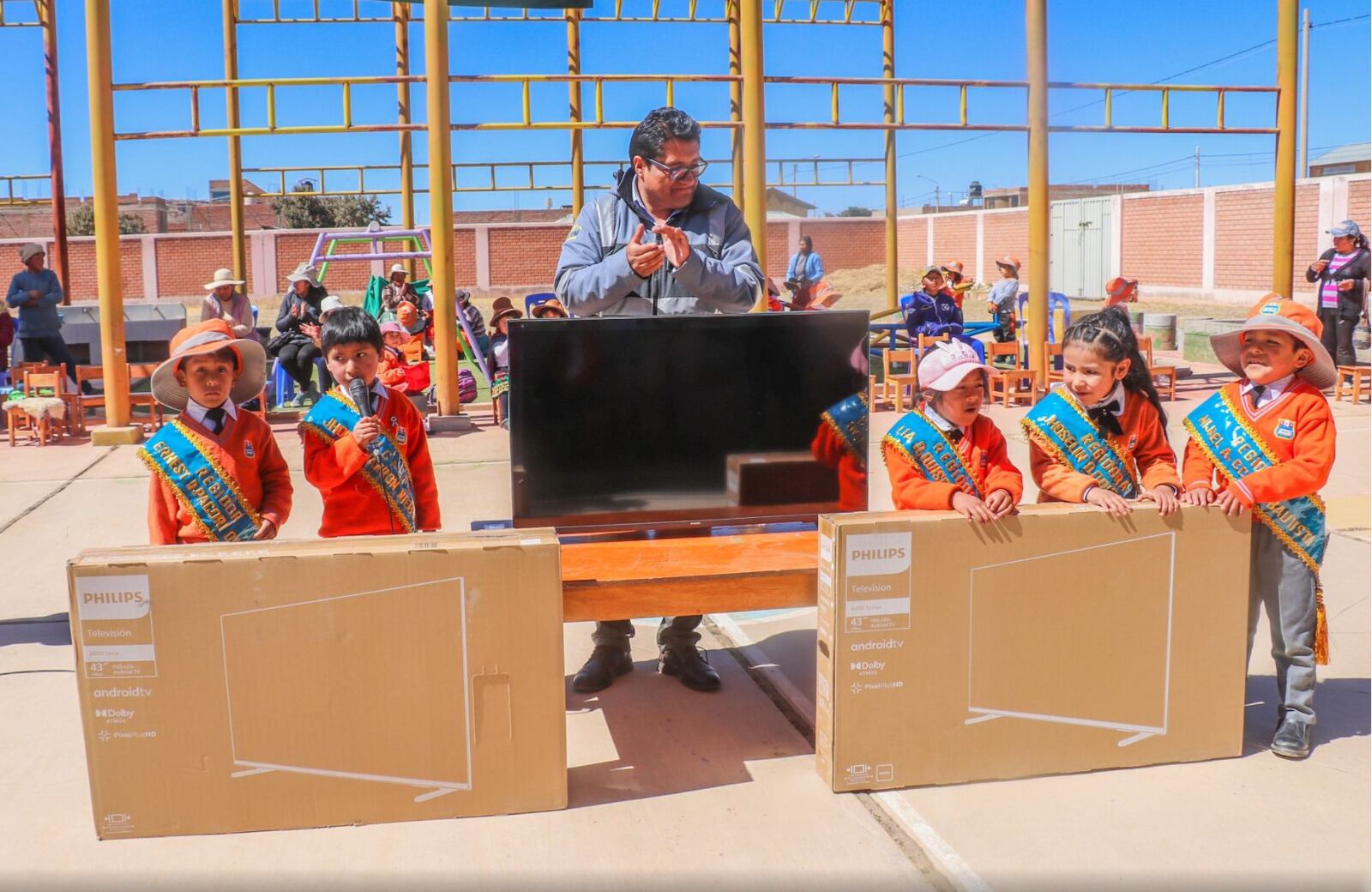 Burgomaestre melgarino hizo entrega de equipos a niños. Foto/Difusión.