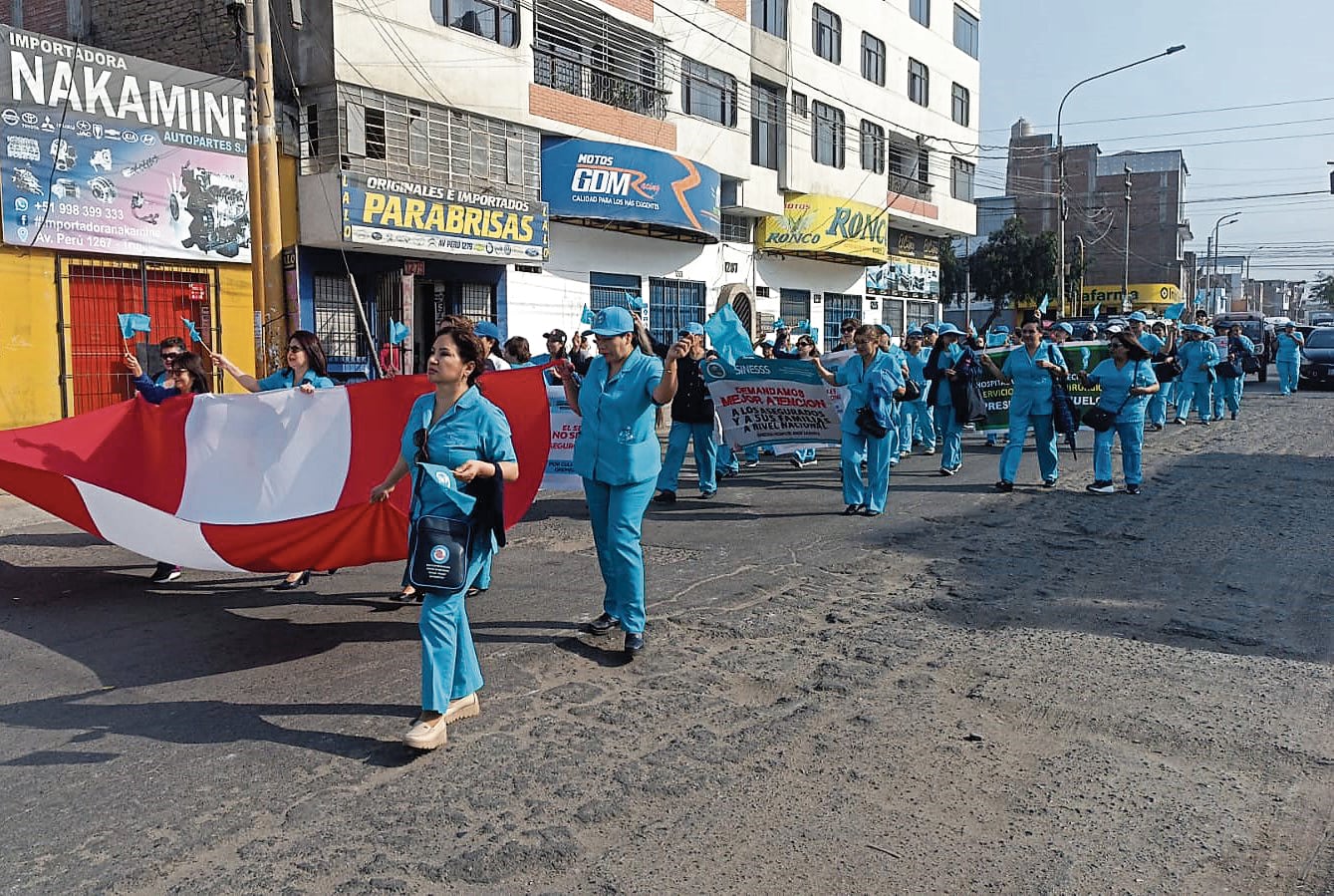 Demandaron eliminación de decreto que, según los profesionales de Essalud, le quita autonomía a institución y perjudica a los asegurados.